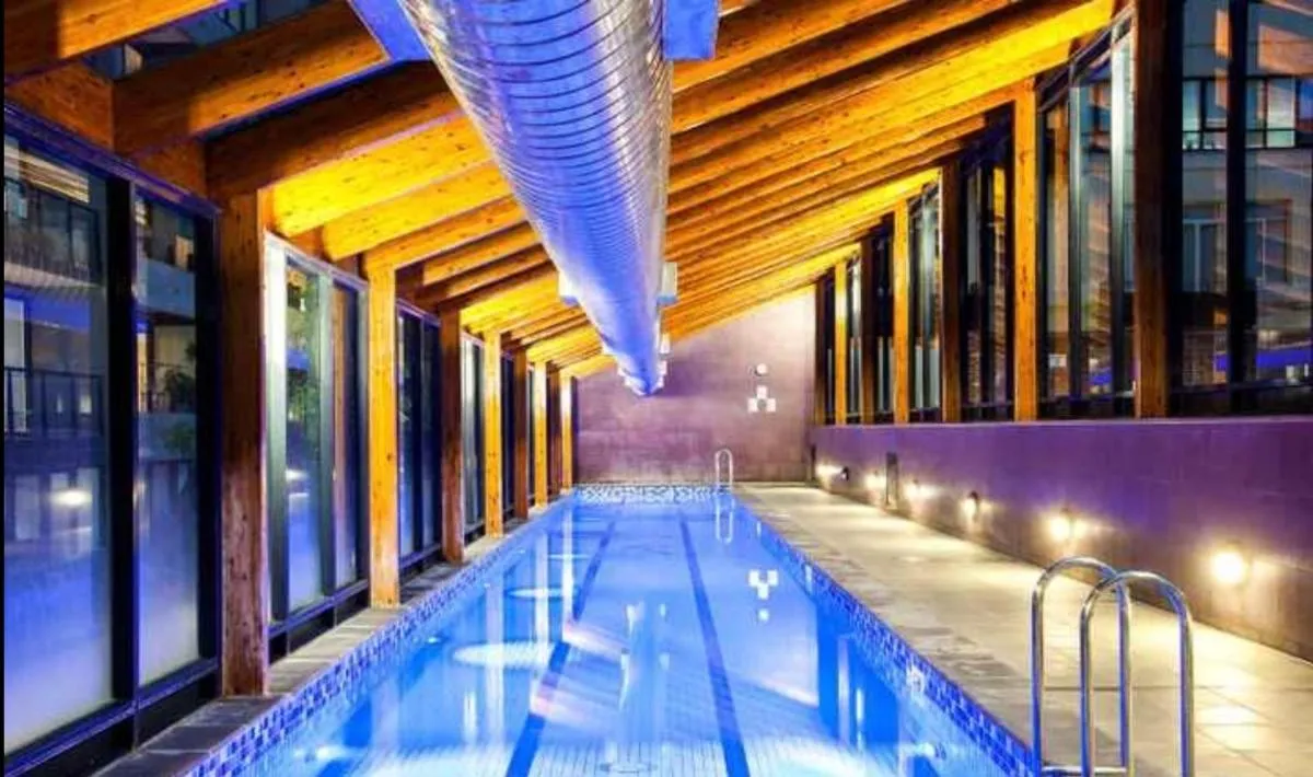 Melbourne Luxury – Pool, Gym, Views & Free Parking — 4