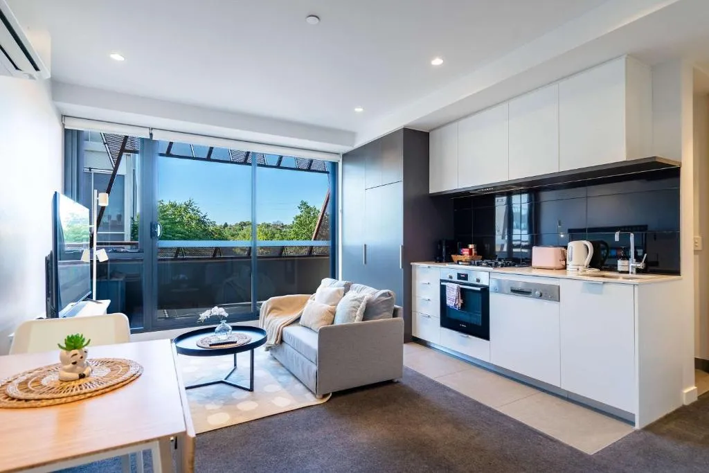 Modern 1BR Apartment with Smart TV and Views