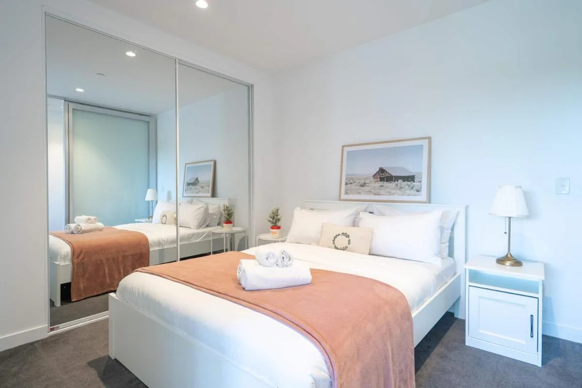 Modern 1BR Apartment with Smart TV and Views — 2