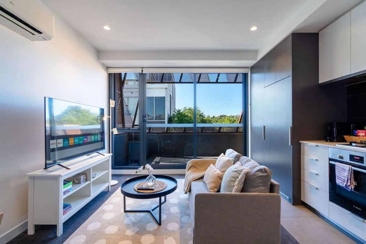 Modern 1BR Apartment with Smart TV and Views — 5
