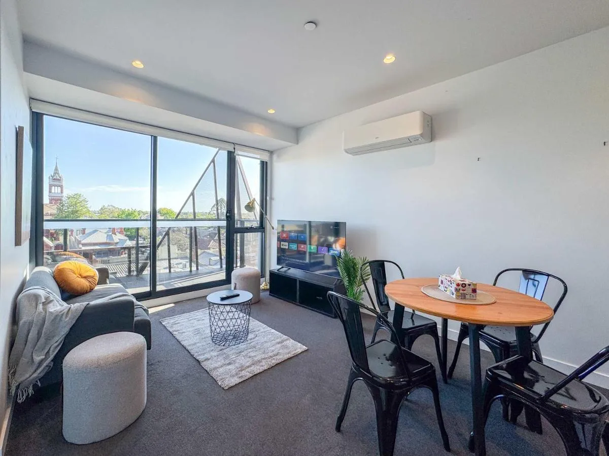 Modern 2B Apartment with City Views — 4