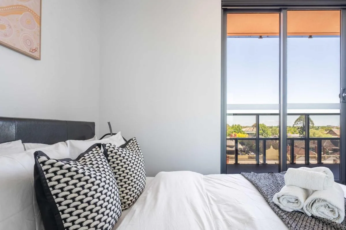 Modern 2B Apartment with City Views — 2