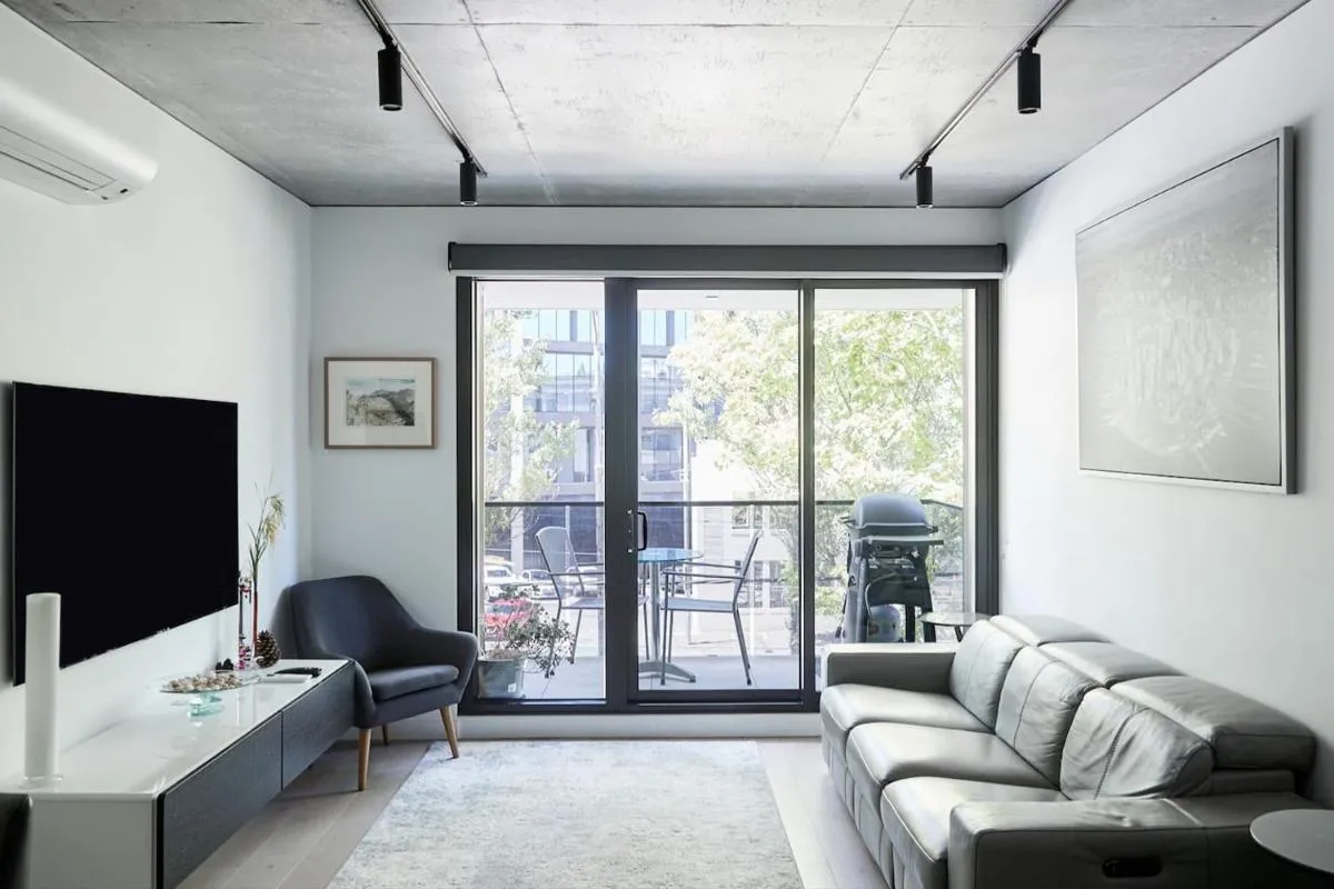 ‘Modern Minimalism’ Slate Chic in the City — 3