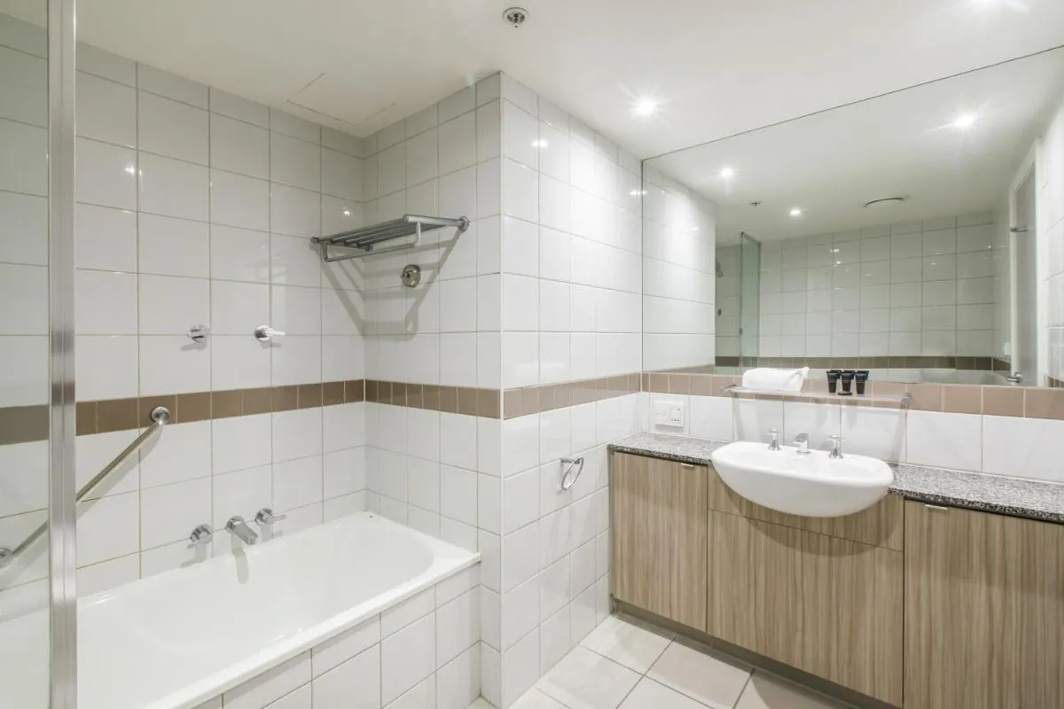 Modern Nomads Beautiful King Studio with Indoor Pool & Balcony — 3