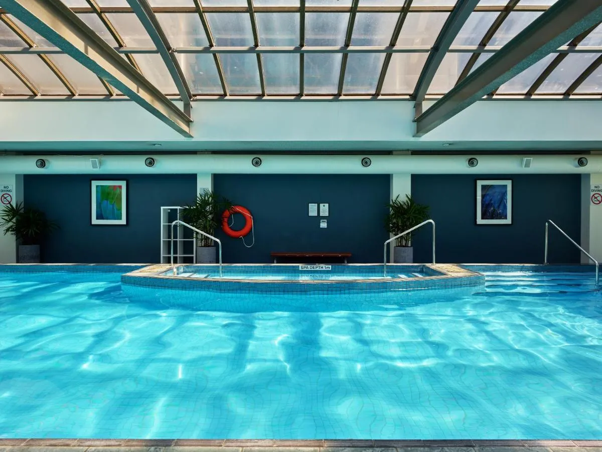 Modern Nomads Beautiful King Studio with Indoor Pool & Balcony — 4