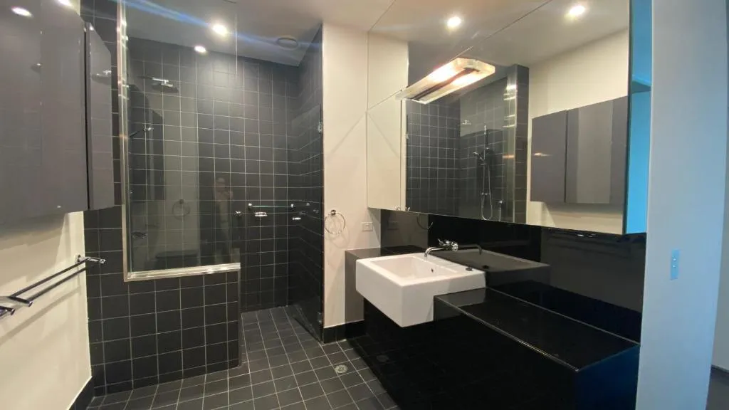 Perfect 4-Bed Penthouse w Parking Pool and Gym