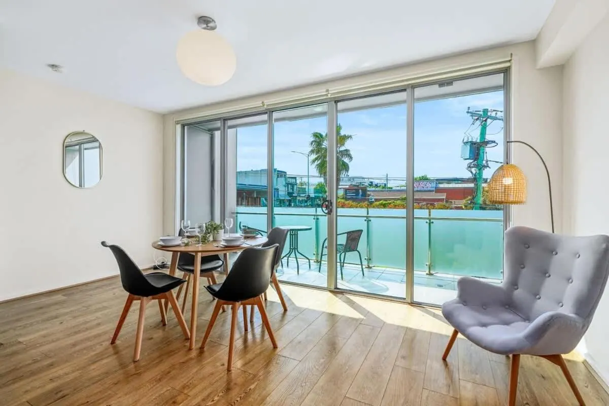 Perfect Location Cozy Townhouse McKinnon Station — 4