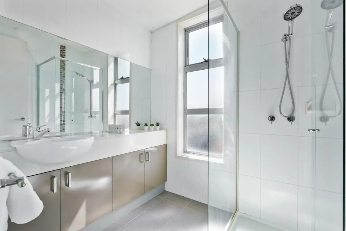 Perfect Location Cozy Townhouse McKinnon Station — 3