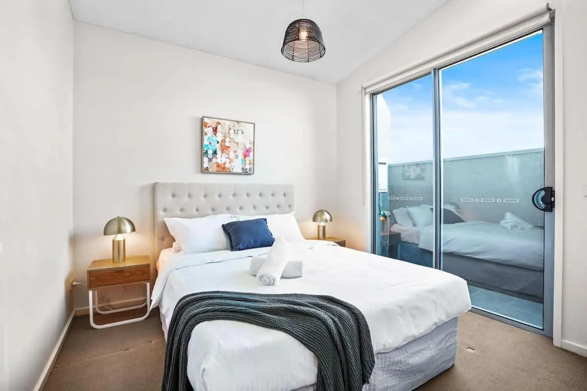 Perfect Location Cozy Townhouse McKinnon Station — 2