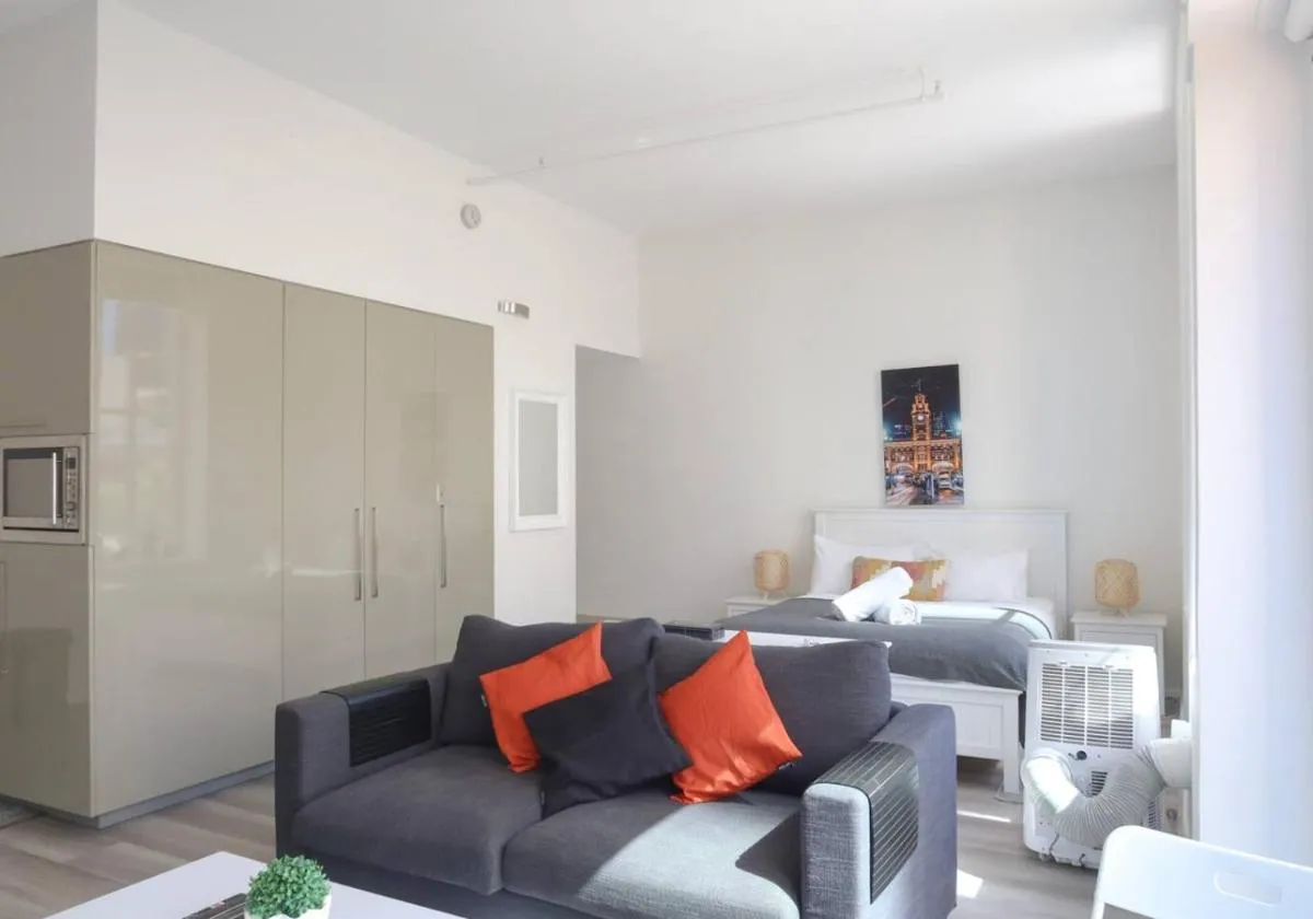 Private Apartment The Clocktower Light and Airy Studio on Bourke St — 2