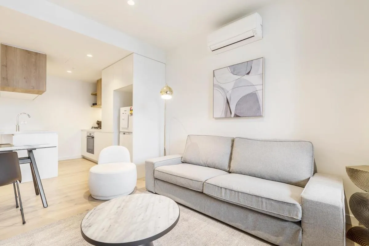 Quaint Stylish Hideout in Trendy South Melbourne — 4