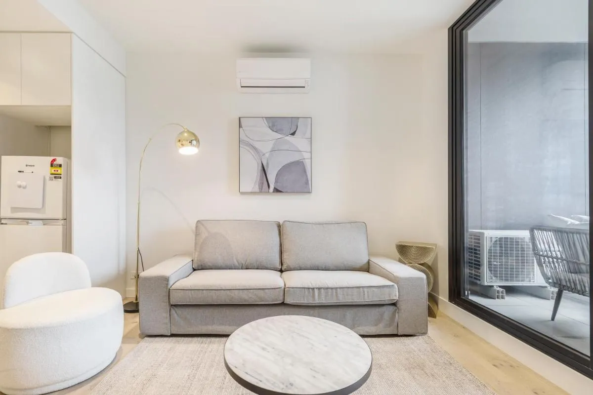 Quaint Stylish Hideout in Trendy South Melbourne — 5