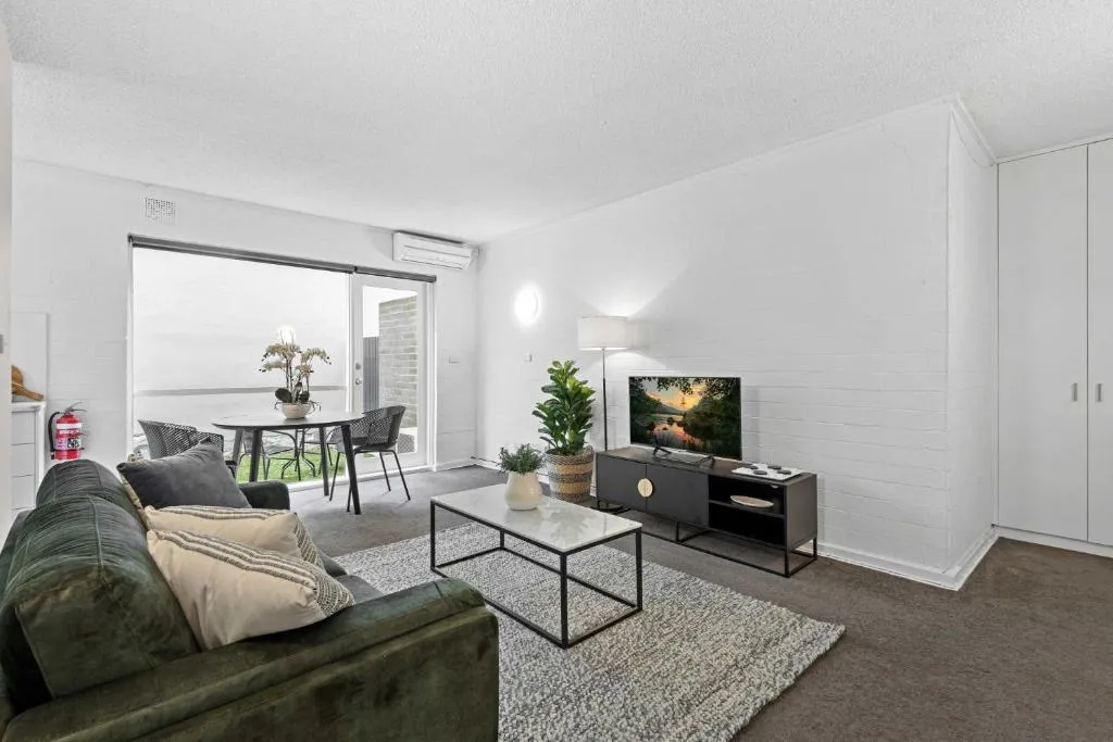 Refined 1-Bed Apartment with Garden Access