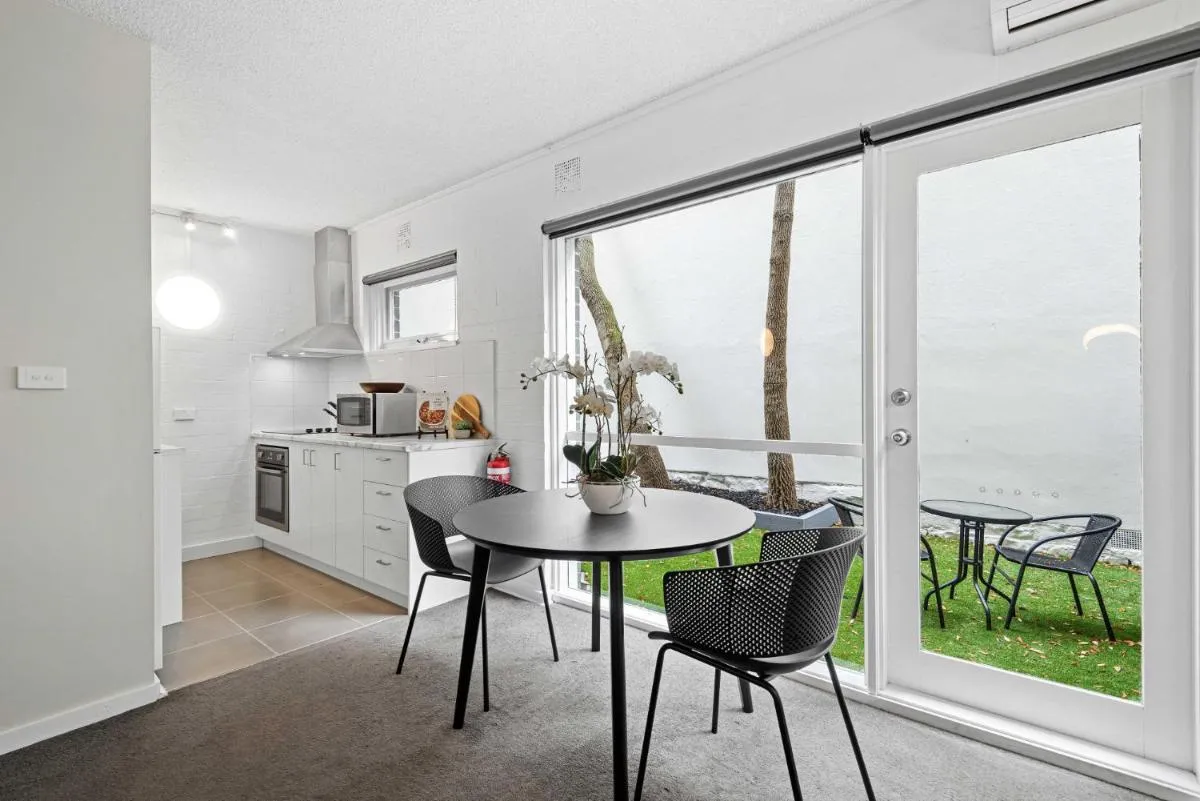 Refined 1-Bed Apartment with Garden Access — 3