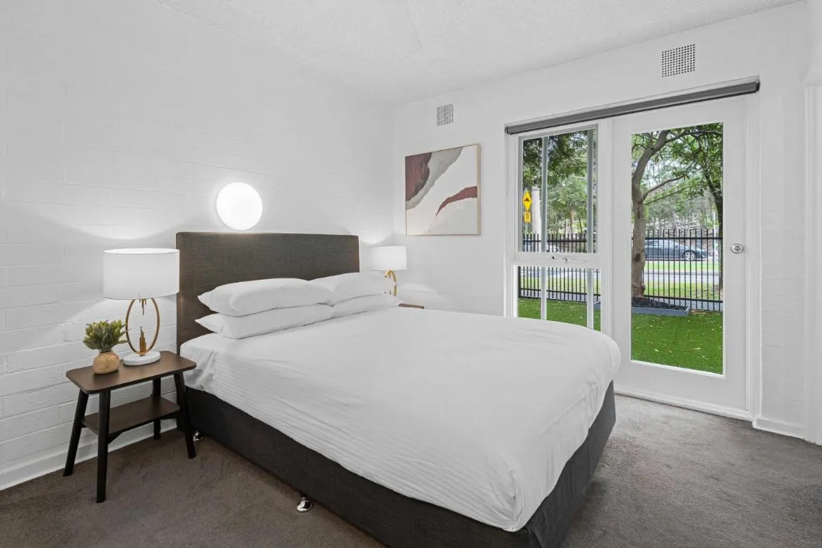 Refined 1-Bed Apartment with Garden Access — 4