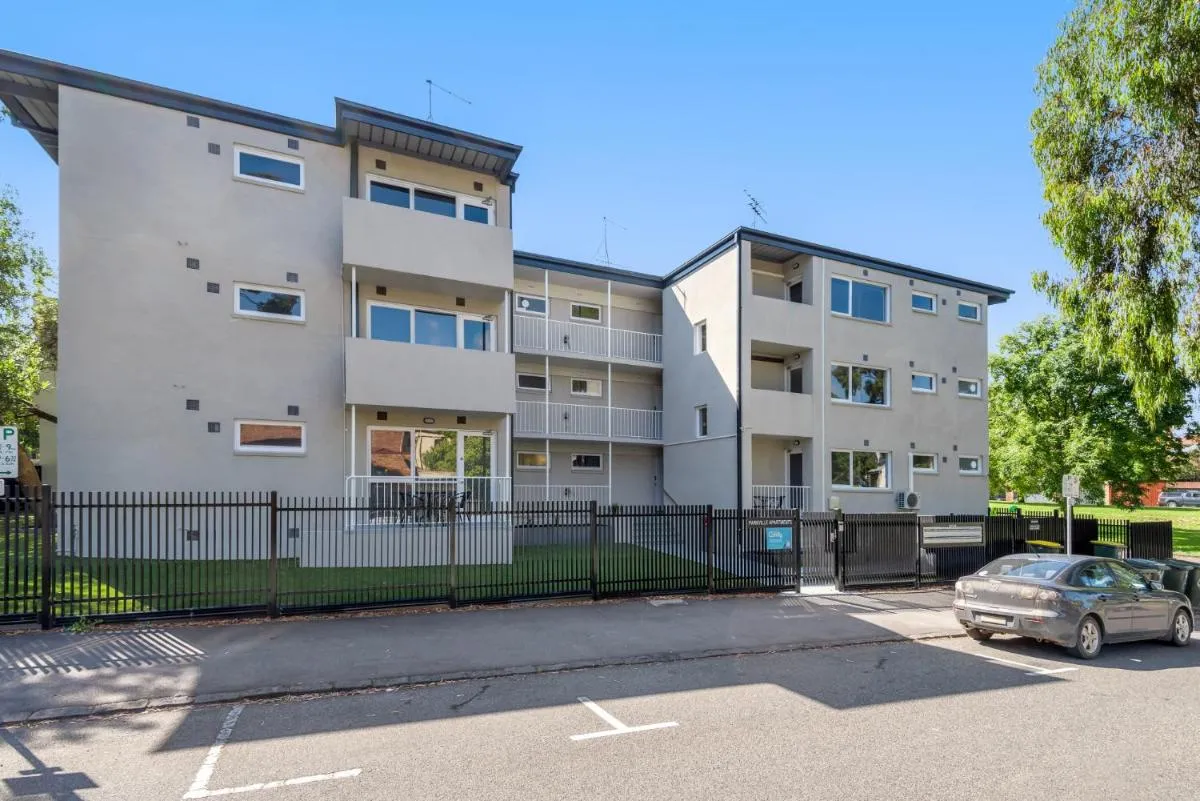 Refined 1-Bed Apartment with Garden Access — 5