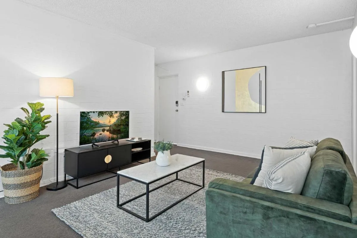Refined 1-Bed Apartment with Garden Access — 2