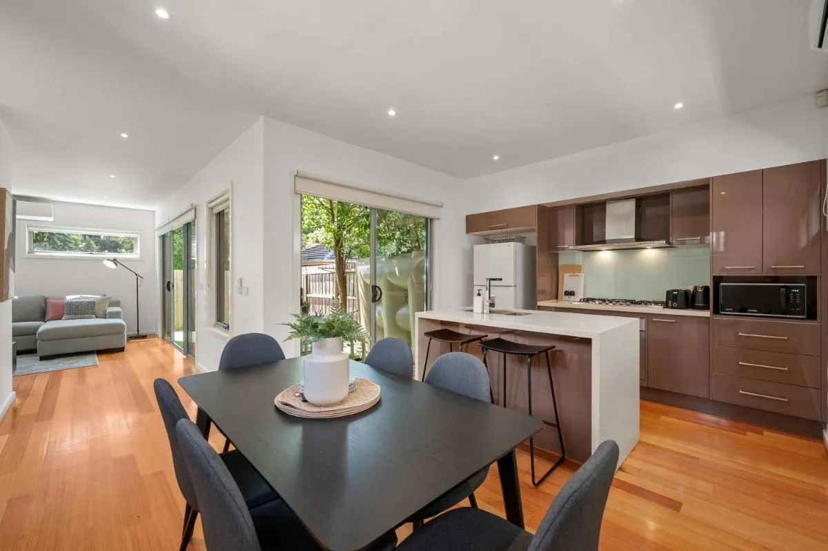 Relaxing Getaway Oasis with Patio in Charming Kew — 4