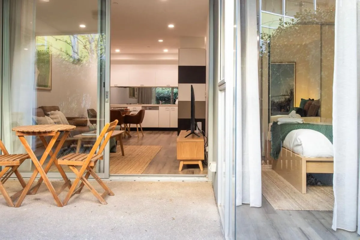 Richmond Retreat with Courtyard Parking — 4