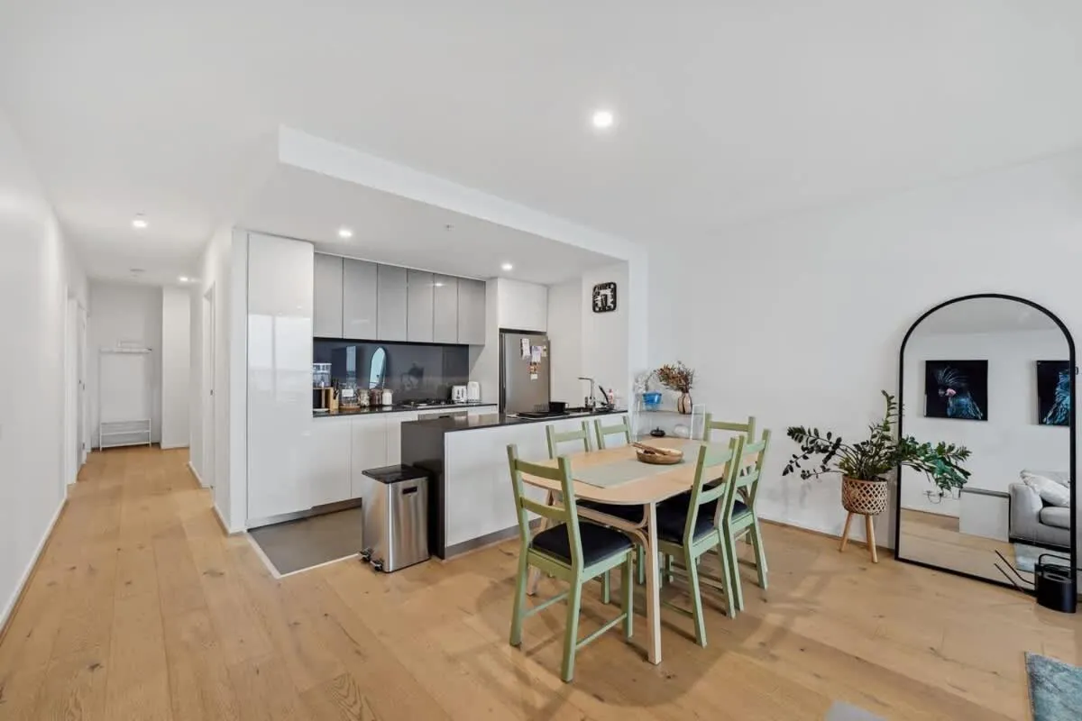 Riverina – Ultimate Footscray Getaway with parking — 5