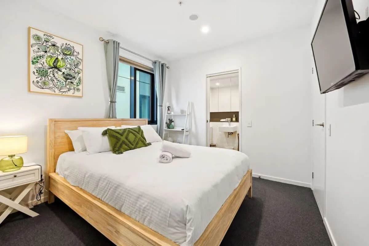 Riverina – Ultimate Footscray Getaway with parking — 2