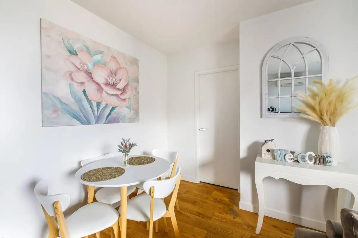 ‘Rose Lane Retreat’ Discover Melbourne City Charm — 5