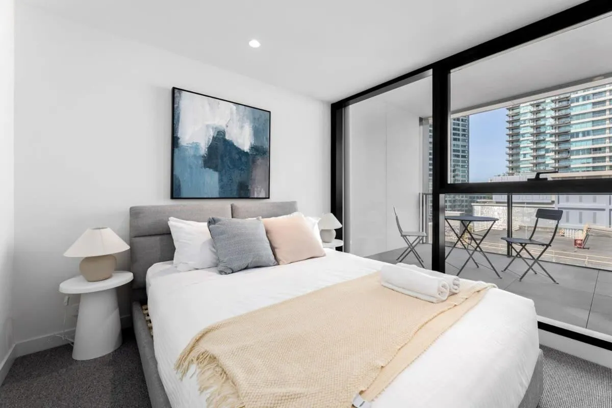 Sleek City Living: 1BR Retreat Apt CBD Wi-Fi Yoga — 2