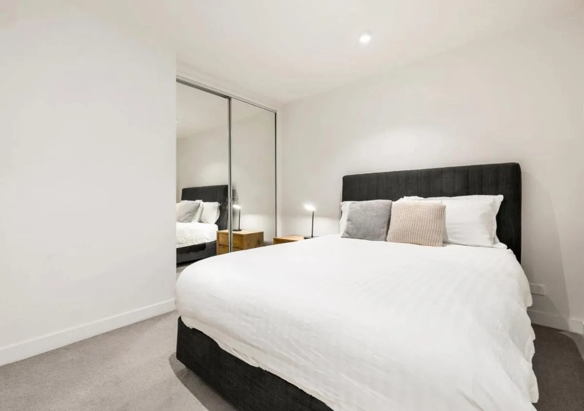 South Yarra Luxury Apartment Queen Bedroom WIFI — 2