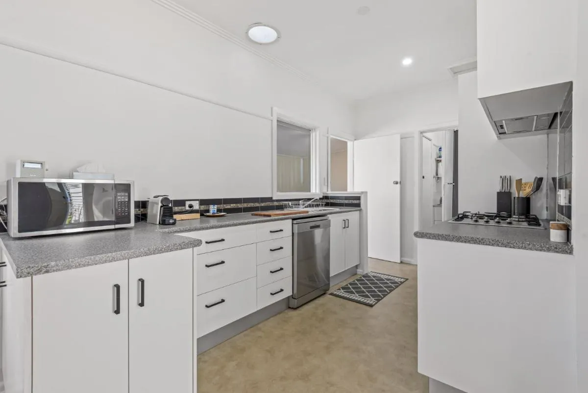 Spacious 3-Bed With Outdoor Dining Near Airport — 5