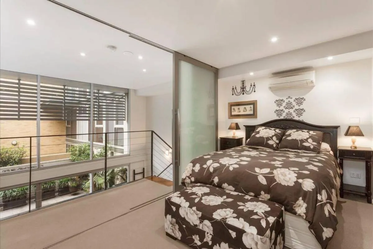 Spacious 4 brm Gem right in the heart of the city — 2