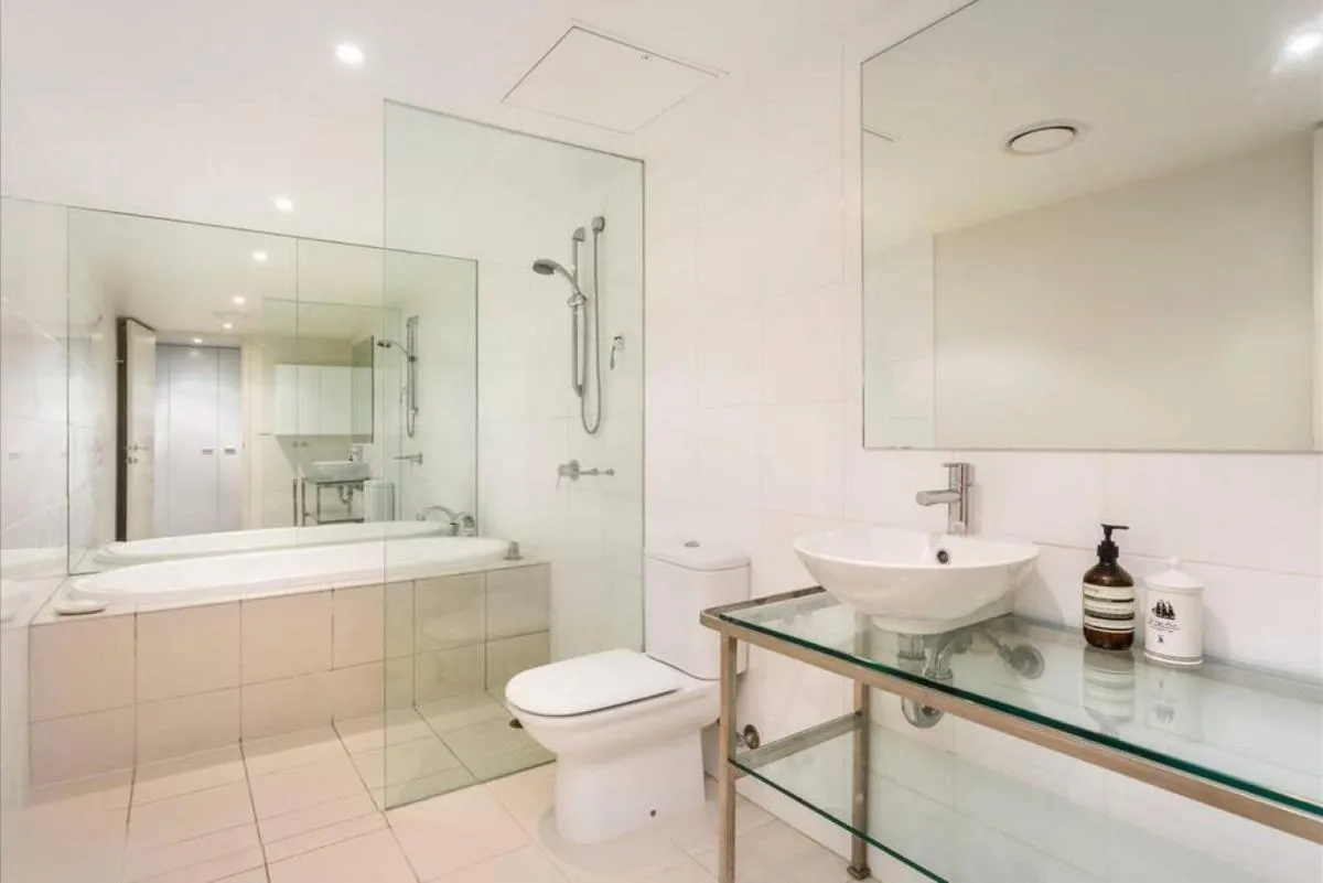 Spacious 4 brm Gem right in the heart of the city — 3
