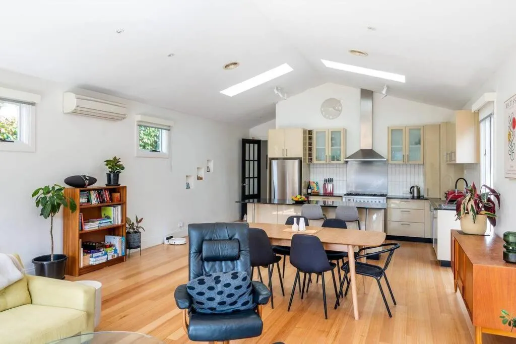 Spacious light-filled 3BD sanctuary in Northcote — 4