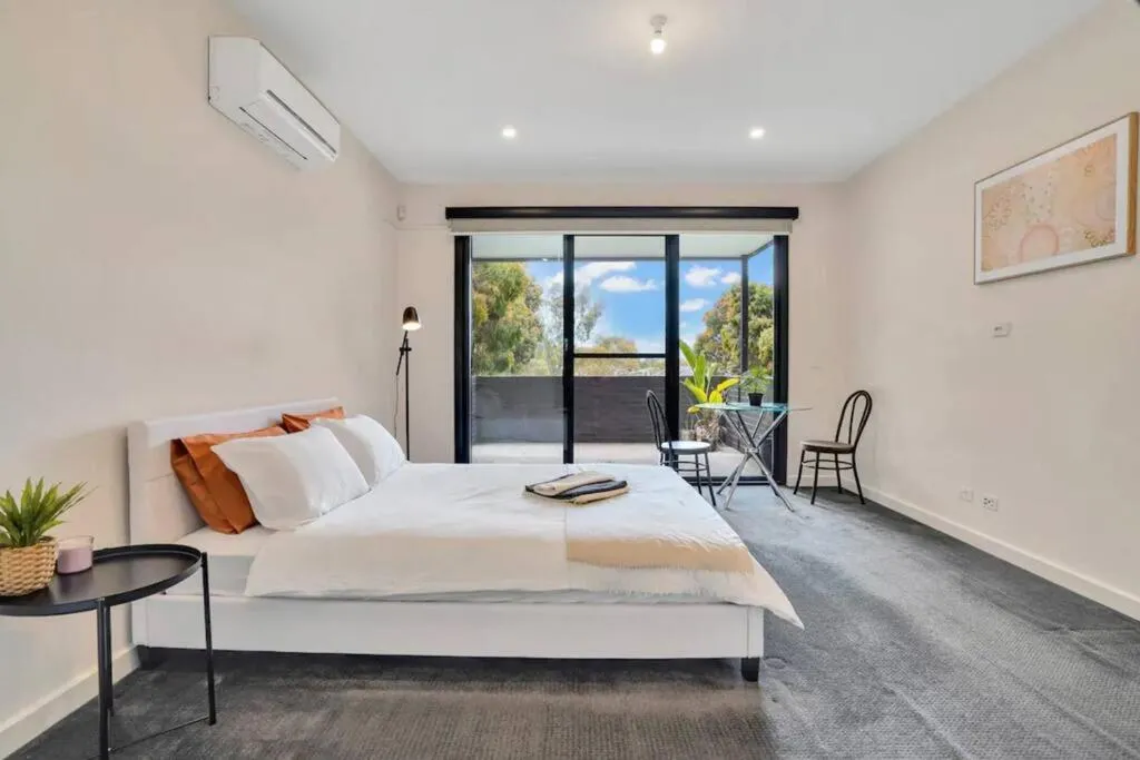 Spacious townhouse — 2