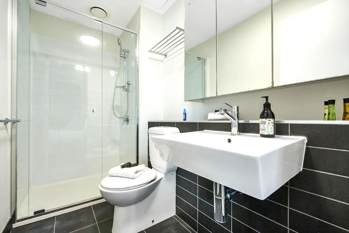 Spencer St Serenity Stylish Urban Escape in the CBD — 3