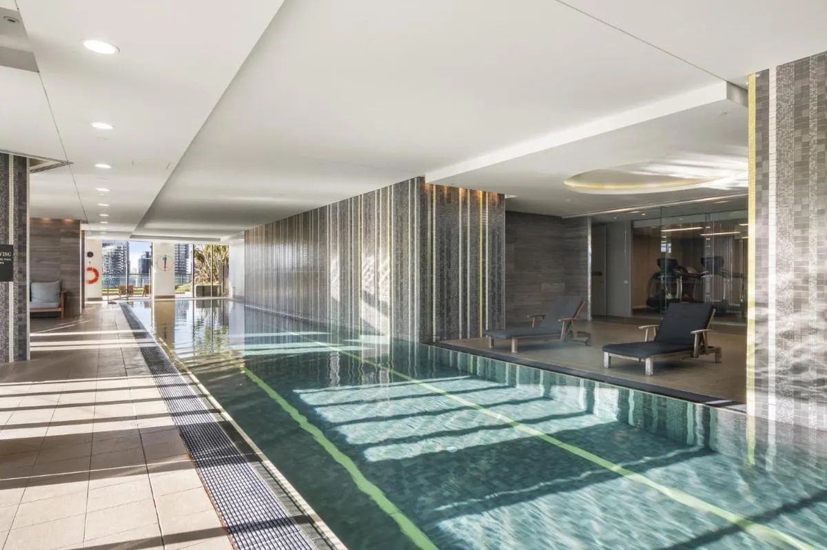 Stunning 2-Bed Apartment with Water Views — 4