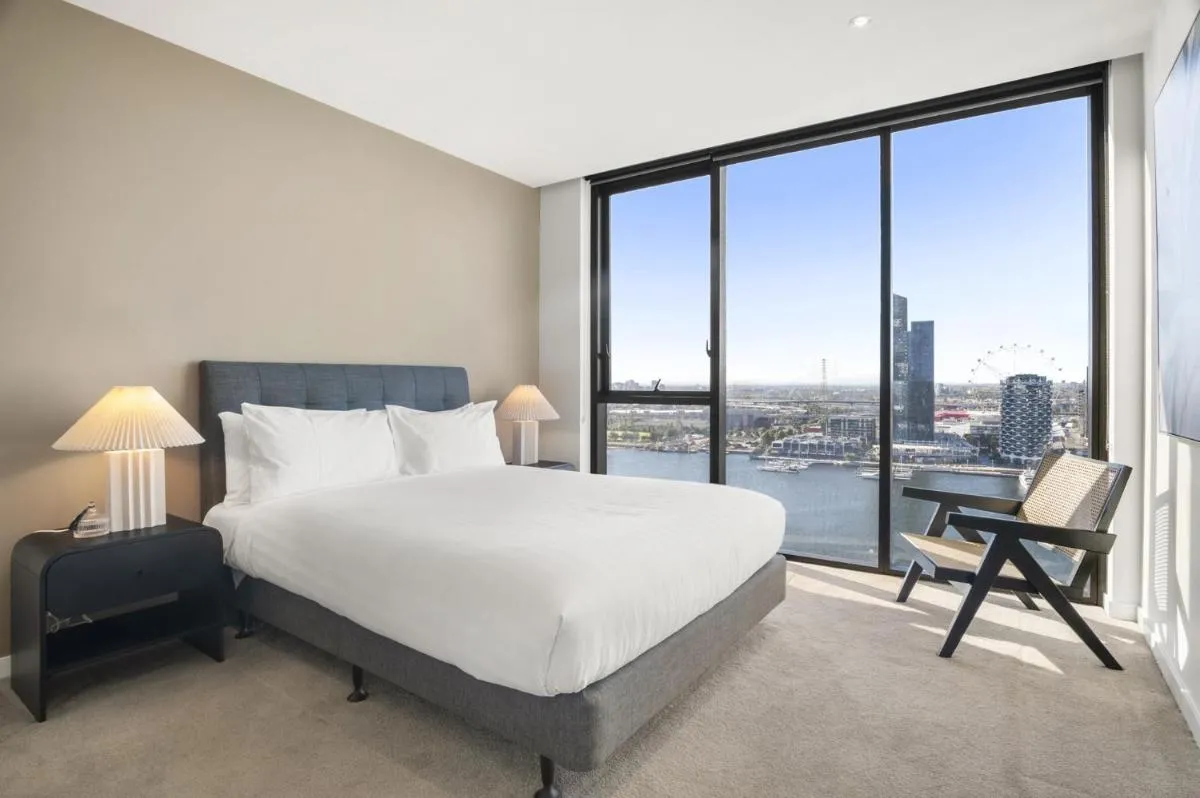 Stunning 2-Bed Apartment with Water Views — 2