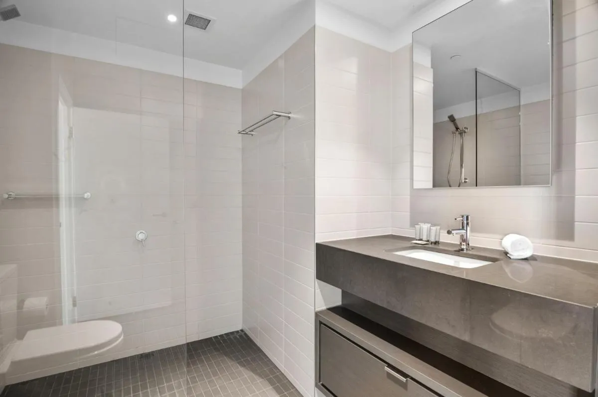 Stunning 2-Bed Apartment with Water Views — 3