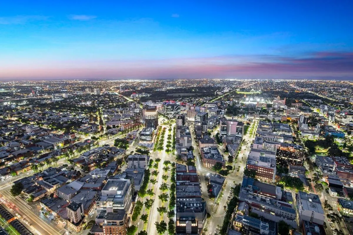 Stunning CBD Apartment with Amazing Views and Parking! — 2