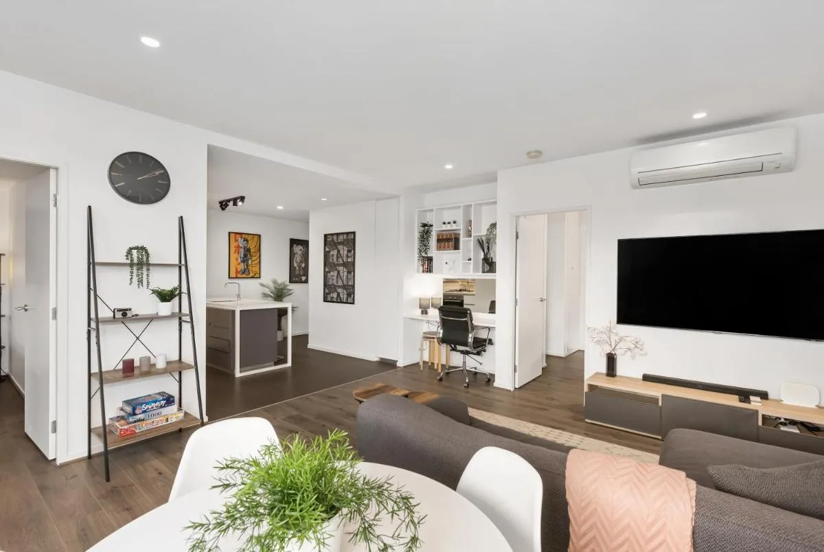 Stunning City Views Apt w Balcony & Study Desk! — 5