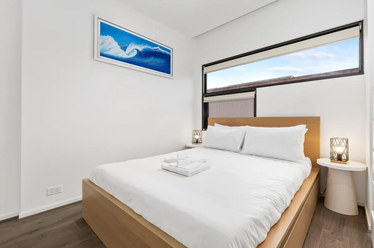 Stunning City Views Apt w Balcony & Study Desk! — 2