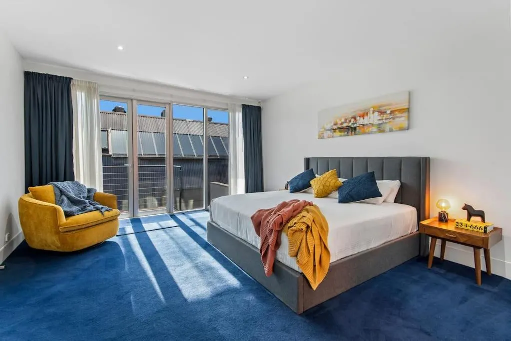 Stunning Executive Townhouse in Richmond — 2