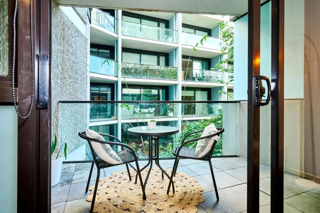 Stylish 1 Bedroom Retreat in St Kilda w Car Park