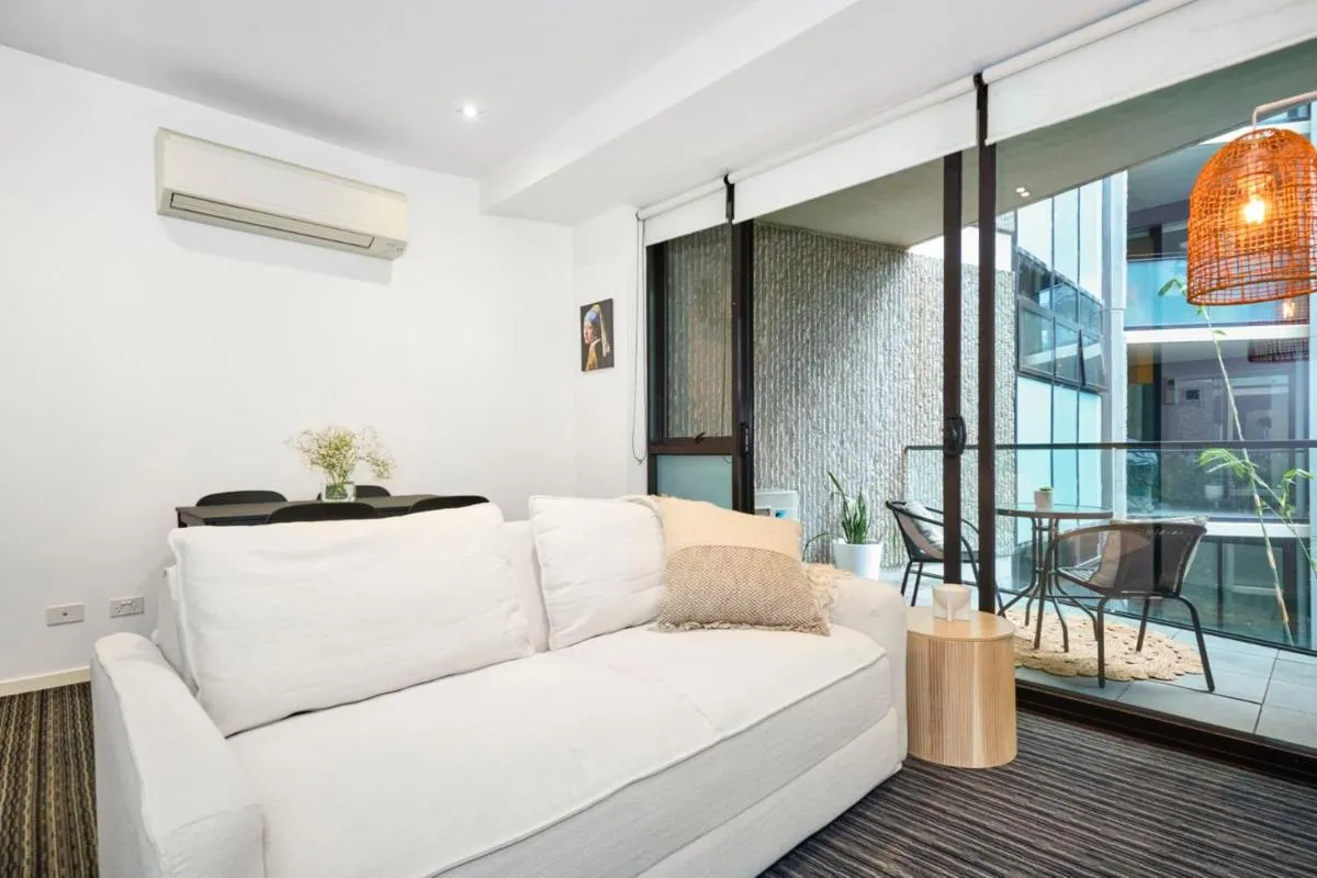 Stylish 1 Bedroom Retreat in St Kilda w Car Park — 2