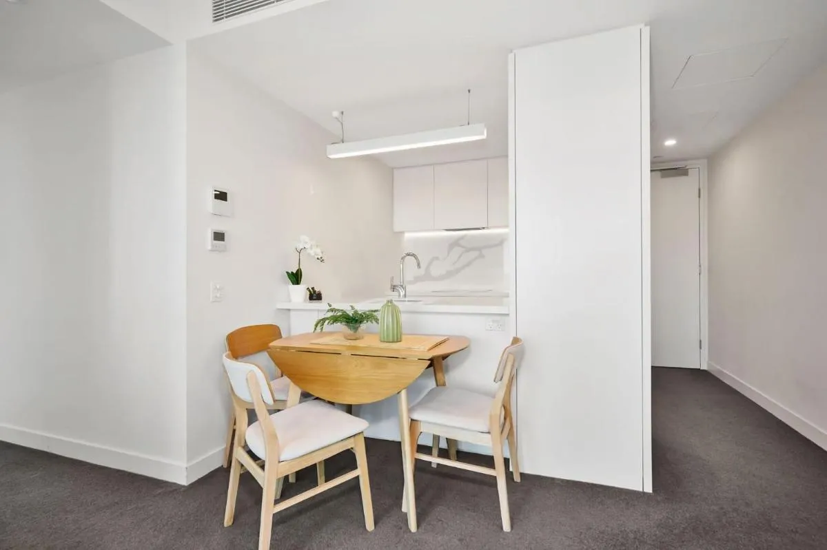 Stylish 2BR Apartment St Kilda Rd w Pool Parking — 3