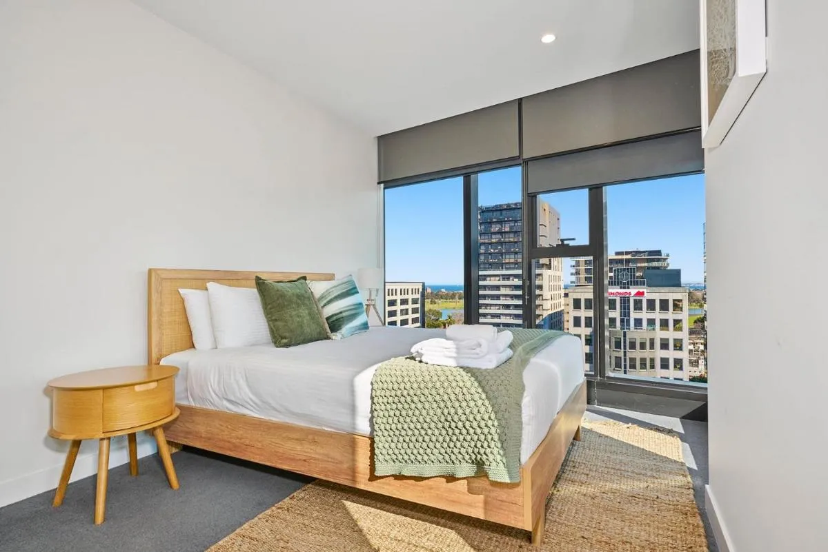 Stylish 2BR Apartment St Kilda Rd w Pool Parking — 2
