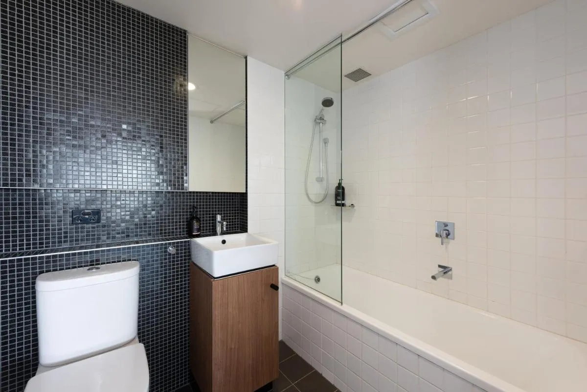 Stylish 2-Bed Apt in Southbank with Parking — 3