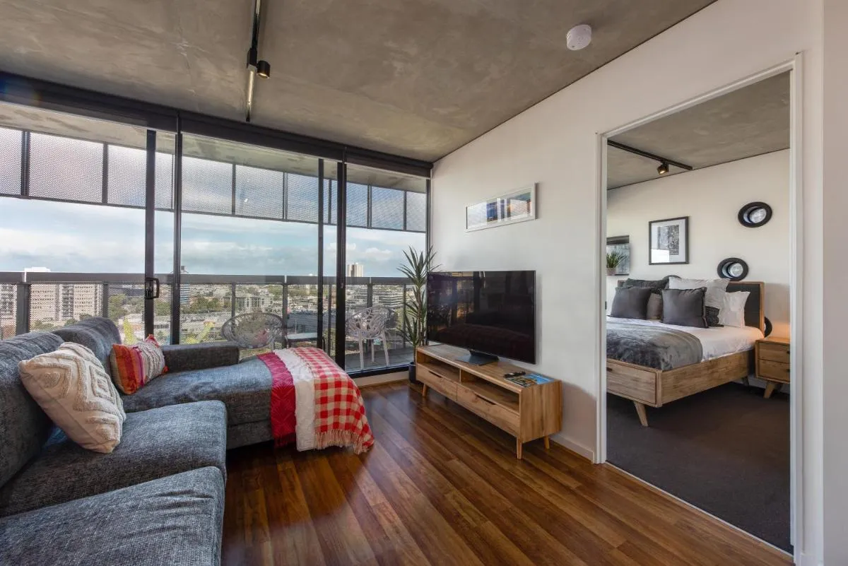 Stylish 2-Bed Apt in Southbank with Parking — 5