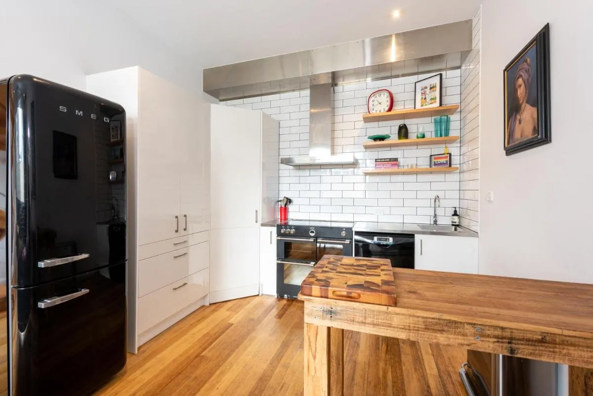 Stylish 3-bed Unit in the Heart of Melbourne CBD! — 5