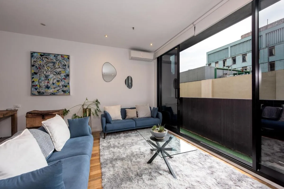 Stylish 3-bed Unit in the Heart of Melbourne CBD! — 2