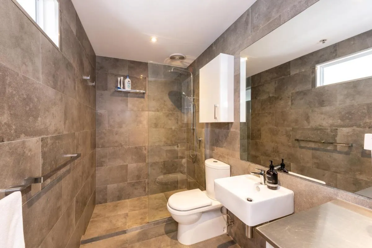Stylish 3-bed Unit in the Heart of Melbourne CBD! — 3